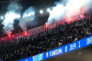 欧足联处罚法兰克福：罚3.8万欧禁售一场客场门票 与巴萨协商赔偿