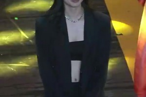 哇塞！王思雨这身西服+抹胸的造型很飒啊！😎