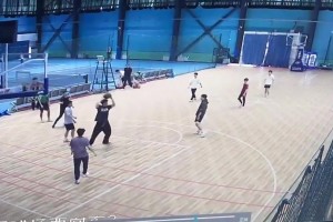 这还打个锤子！1米8的小学生跟同龄人打篮球，简直是降维打击😂